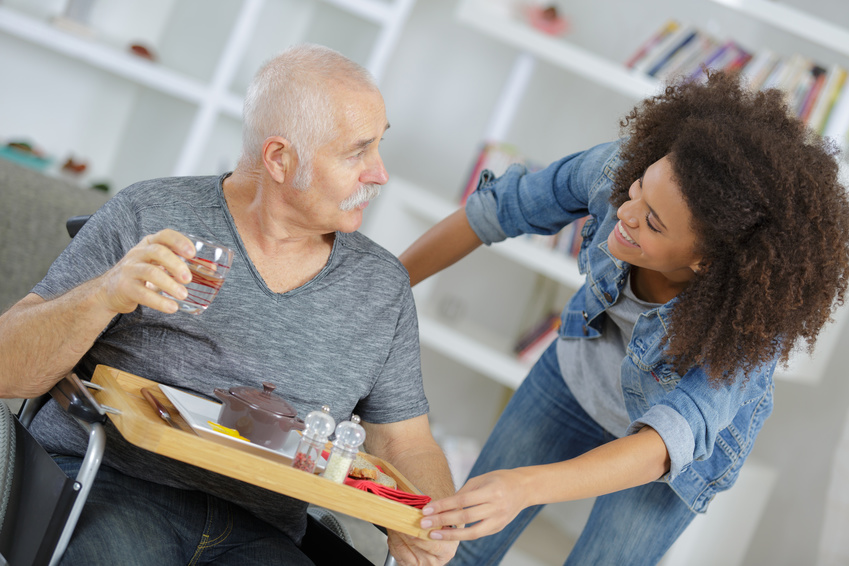 La figura del caregiver familiare: chi è, cosa fa e come è tutelato