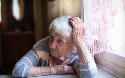 Anziani soli in casa: i fattori di rischio e le precauzioni da prendere