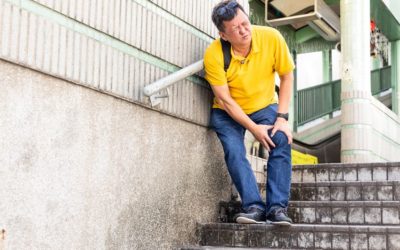 Dolore al ginocchio quando si scendono le scale: cos’è e come rimanere autonomi