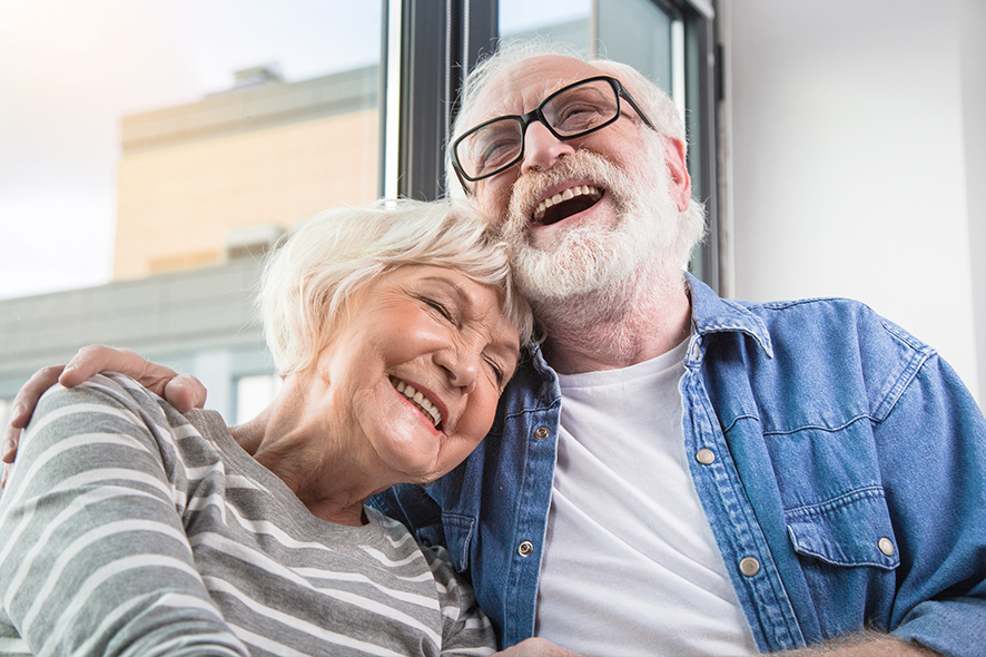 Un uomo anziano e una donna anziana che si abbracciano: come è possibile gestire le emozioni dopo i 70 anni?