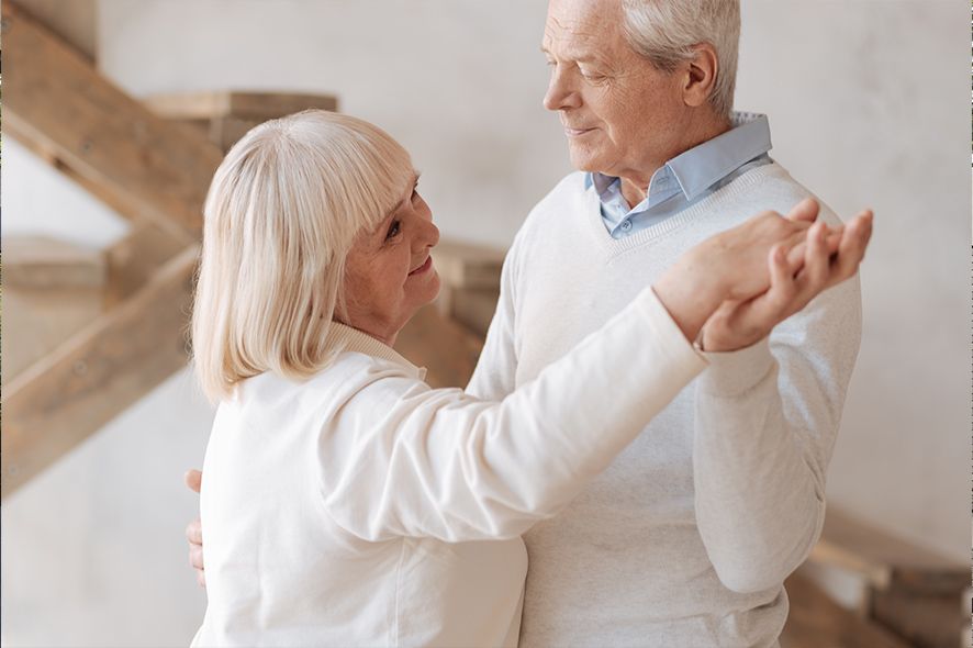 uomo e donna anziani che stanno ballando