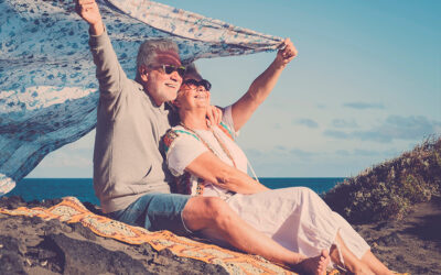 5 regole per gli over 65 per stare in spiaggia senza rischi o andare in piscina