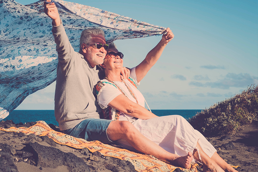 5 regole per gli over 65 per stare in spiaggia senza rischi o andare in piscina