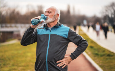 7 trucchi per bere più acqua dopo i 70 anni