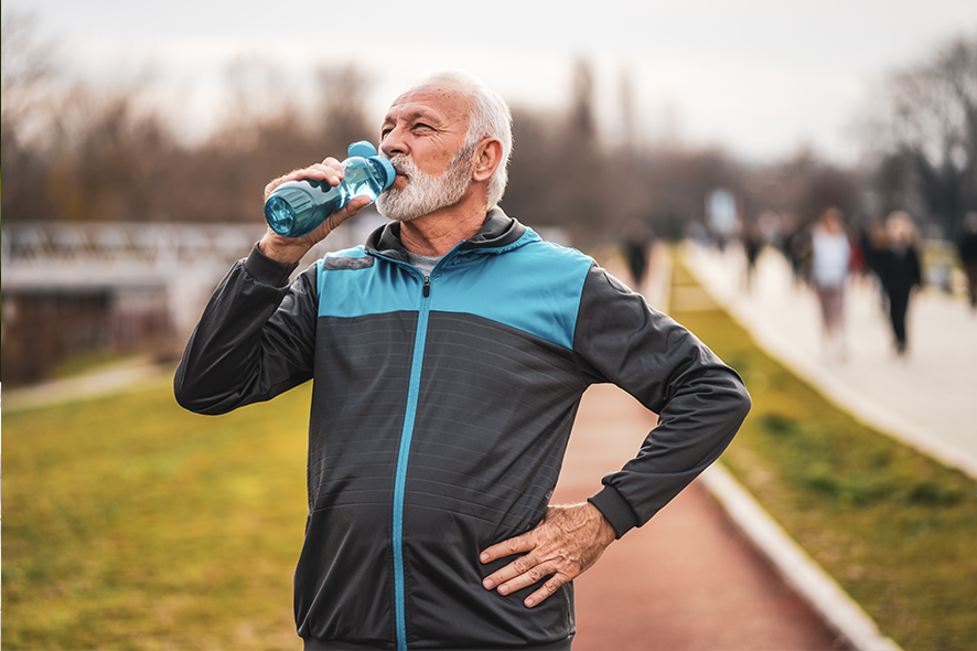 come bere più acqua dopo i 70 anni. Persona anziana che beve