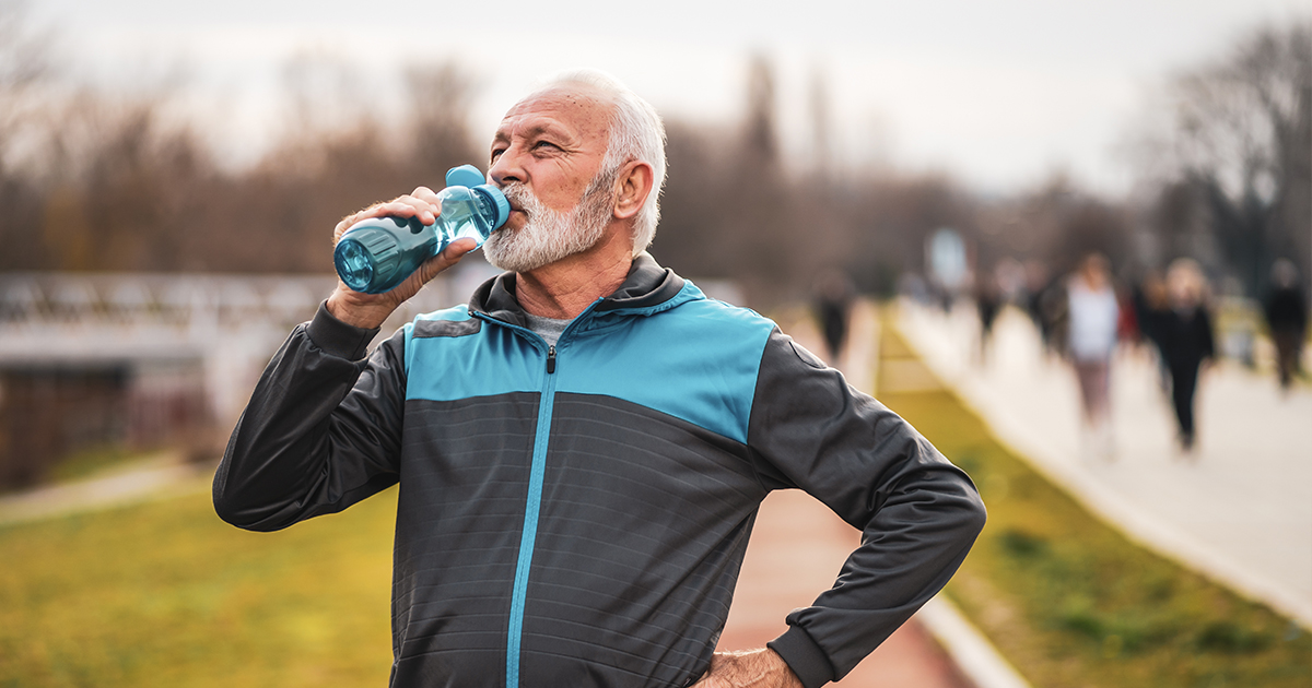 come bere più acqua dopo i 70 anni. Persona anziana che beve