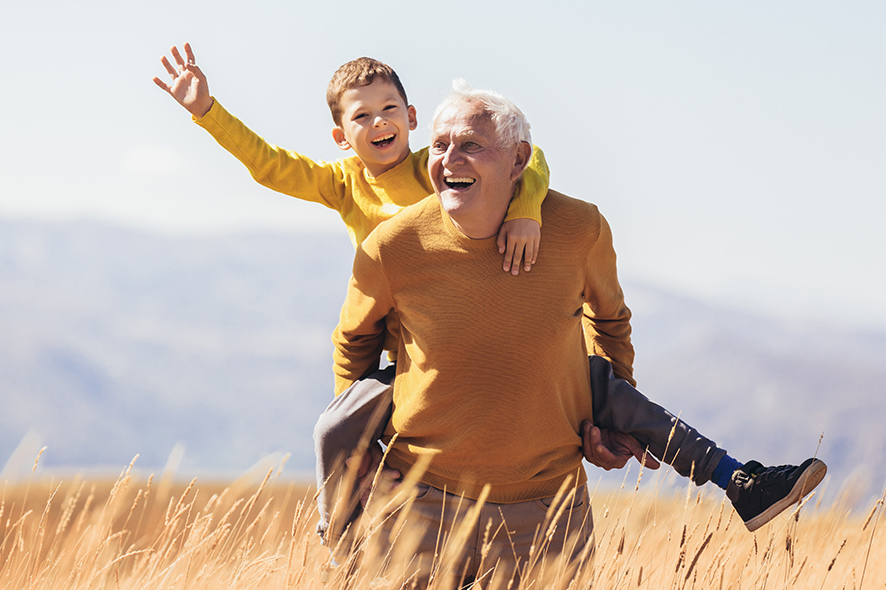 un nonno e un nipote che giocano nell'erba