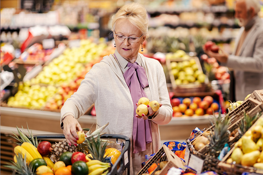signora al supermercato: quanto l'alimentazione è importante per prevenire le malattie croniche