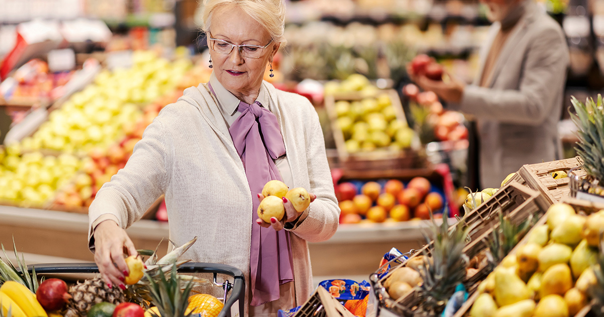 signora al supermercato: quanto l'alimentazione è importante per prevenire le malattie croniche