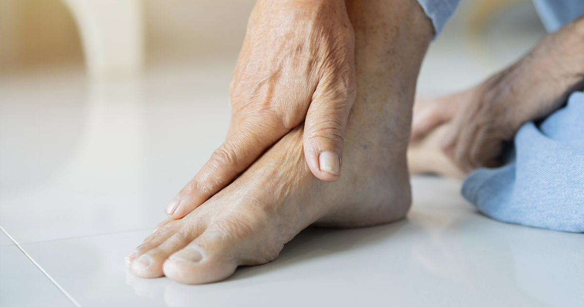 Bruciore alle gambe dal ginocchio in giù: quando il montascale può essere utile
