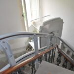 Abbattere le barriere architettoniche con il montascale a piattaforma in condominio o in casa