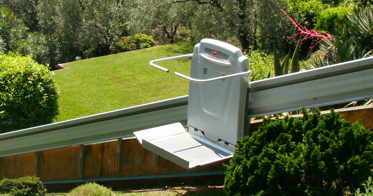 Montascale Ceteco a piattaforma su scala dritta esterna