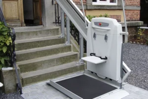 Poltroncine e scale mobile per anziani nel condominio